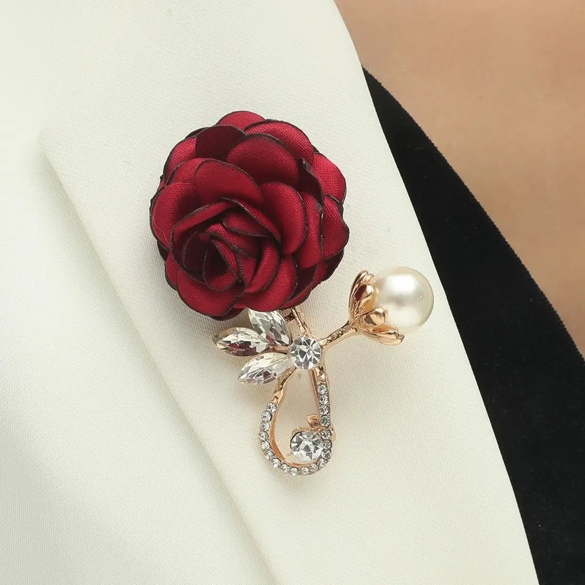 1 Simple High-quality Red Rose Cloth Flowers Imitation Pearl Crystal Brooch Lady Fashion Single Holiday Travel Ball Brooch