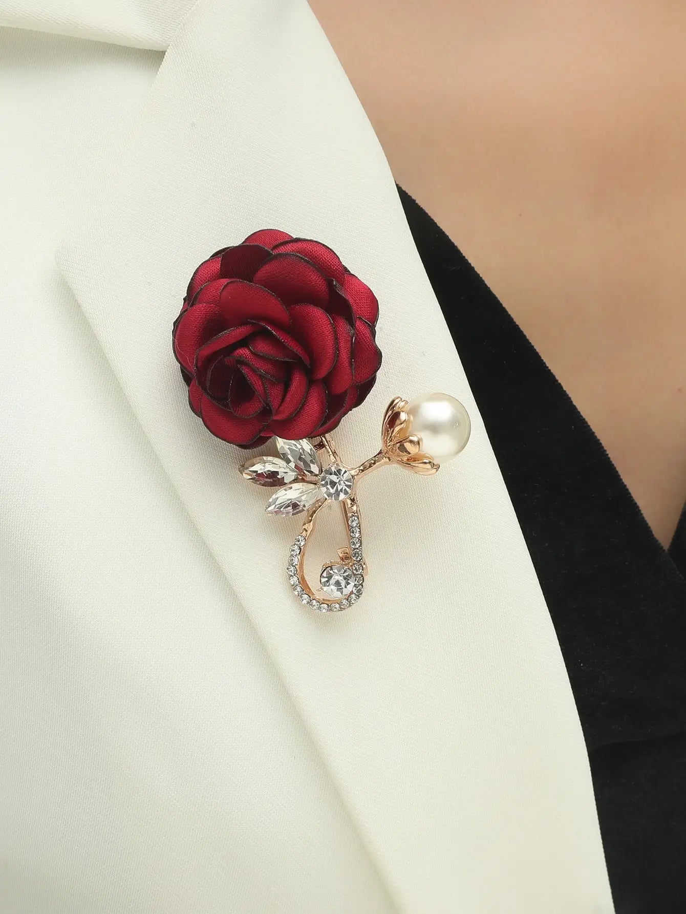 1 Simple High-quality Red Rose Cloth Flowers Imitation Pearl Crystal Brooch Lady Fashion Single Holiday Travel Ball Brooch